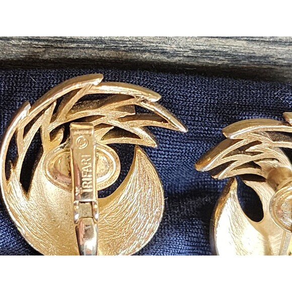 Trifari Crown Signed Vintage Clip On Feather Flame Gold Tone Earrings Textured - Picture 8 of 10
